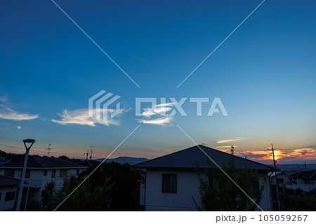 奈良市街区公園の夕景 北西の空に沈む夕日と生駒山上の雲 奈良市街区公園の夕景 北西の空に沈む夕日と生駒山上の雲 105059267