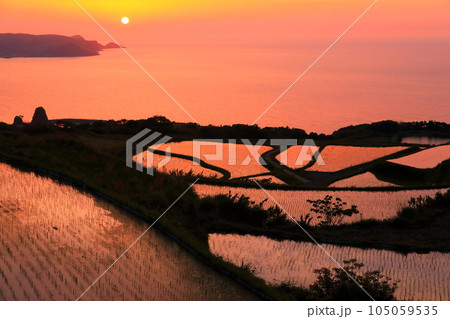 【山口県】東後畑棚田の夕焼け 【山口県】東後畑棚田の夕焼け 105059535