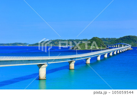 【山口県】快晴の角島大橋 105059544