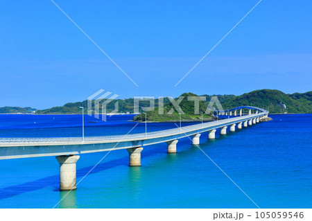 【山口県】快晴の角島大橋 105059546