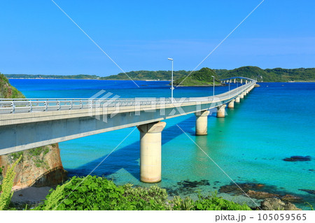 【山口県】快晴の角島大橋 【山口県】快晴の角島大橋 105059565