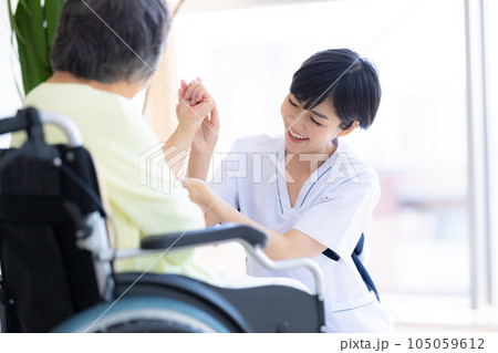 医療　診察を受けるシニア女性と理学療法士 105059612