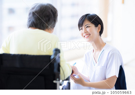 医療 診察を受けるシニア女性と理学療法士 医療 診察を受けるシニア女性と理学療法士 105059663