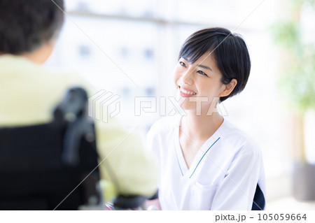 医療　診察を受けるシニア女性と理学療法士 105059664