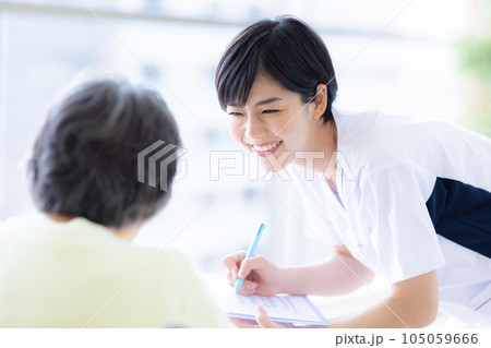 医療 診察を受けるシニア女性と理学療法士 医療 診察を受けるシニア女性と理学療法士 105059666