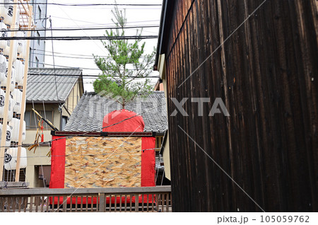 祇園祭　山鉾と板塀 105059762