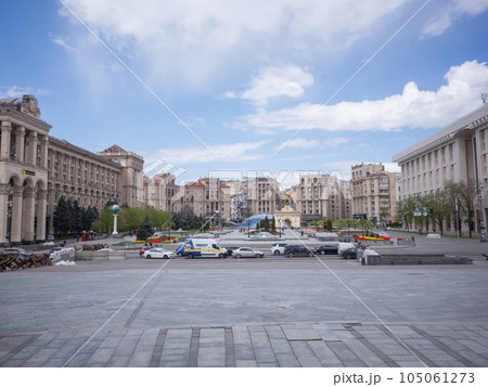 【ウクライナ】首都キーウの中心地「独立広場」から望む歴史的な街並みと幹線道路を車が行き交う風景 105061273