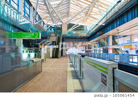 山手線新駅 高輪ゲートウェイ駅ホームの風景 山手線新駅 高輪ゲートウェイ駅ホームの風景 105061454