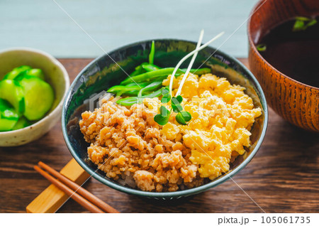 彩り綺麗な鶏そぼろ丼 彩り綺麗な鶏そぼろ丼 105061735