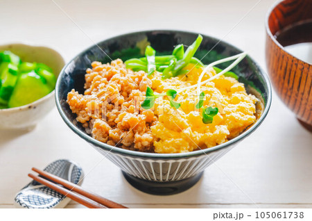 彩り綺麗な鶏そぼろ丼 105061738