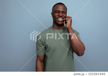 young handsome african man dressed in t-shirt doubts on isolated background with copy space 105061940