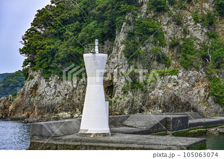 遊覧船から見る下田港西防波堤灯台 105063074