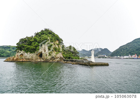 遊覧船から見る犬走島と下田港西防波堤灯台 遊覧船から見る犬走島と下田港西防波堤灯台 105063078