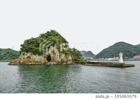 遊覧船から見る犬走島と下田港西防波堤灯台 遊覧船から見る犬走島と下田港西防波堤灯台 105063079