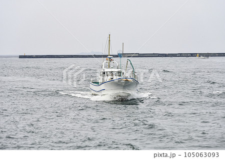 下田港を航行する漁船 105063093
