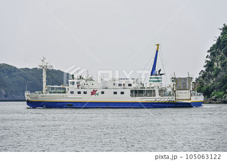 下田港を出港するフェリーあぜりあ 105063122