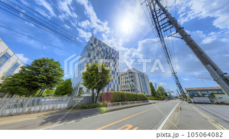 明るい日差しが降り注ぐ片側一車線の道路 明るい日差しが降り注ぐ片側一車線の道路 105064082