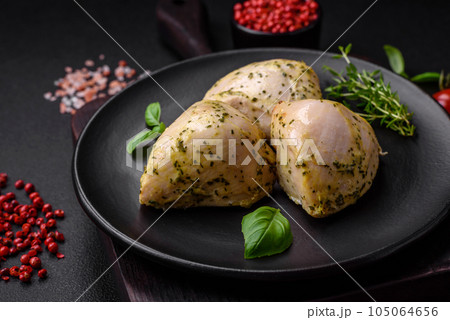 Delicious juicy grilled chicken with salt, spices and herbs with vegetables 105064656