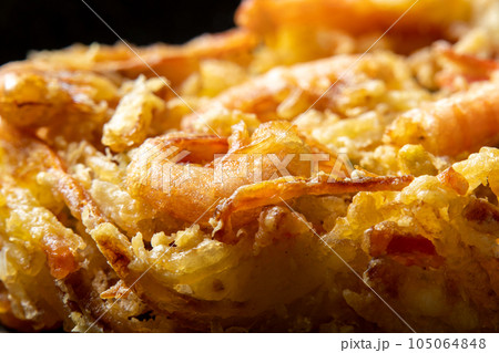 えびかき揚げ天ぷらのアップ。 えびかき揚げ天ぷらのアップ。 105064848