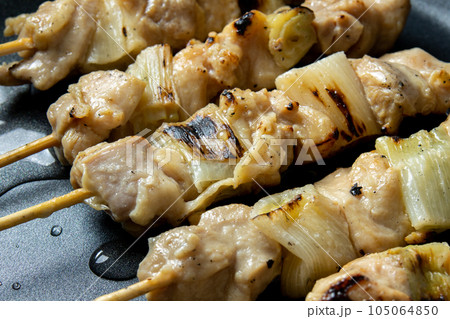 焼鳥(ねぎま串)をフライパンで温め直す(酒をかけて)調理シーン。 105064850