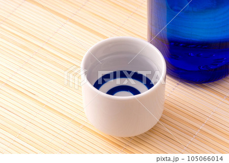 冷酒、日本酒が注がれたお猪口。 105066014