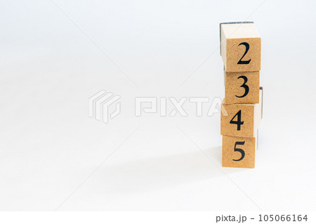 木のブロック　数字　2345 105066164