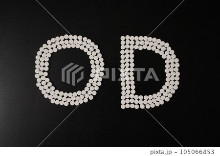 大量の薬の錠剤（抗うつ剤・睡眠薬・眠剤・せき止め・風邪薬など）で書いたOD（オーバードーズ）の文字 105066853