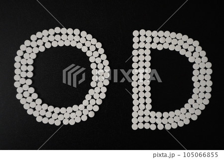 大量の薬の錠剤(抗うつ剤・睡眠薬・眠剤・せき止め・風邪薬など)で書いたOD(オーバードーズ)の文字 大量の薬の錠剤(抗うつ剤・睡眠薬・眠剤・せき止め・風邪薬など)で書いたOD(オーバードーズ)の文字 105066855