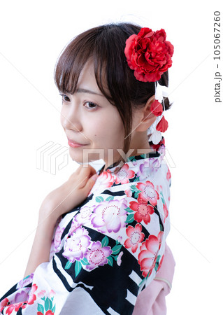 浴衣の若い女性 105067260