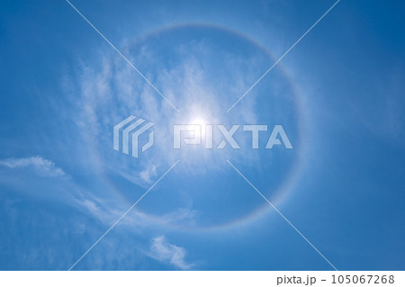 日本の横浜都市景観　太陽の周りに現れた虹色の光の輪「ハロ」＝横浜市内で観測 105067268