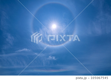 日本の横浜都市景観　太陽の周りに現れた虹色の光の輪「ハロ」とその下にも現れた虹＝横浜市内で観測 105067545