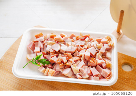 食品トレーに入った角切りベーコン 105068120