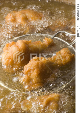 揚がるフライドチキン 揚がるフライドチキン 105068443