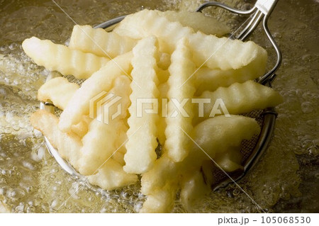 ポテトフライを揚げる ポテトフライを揚げる 105068530