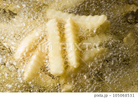 ポテトフライを揚げる ポテトフライを揚げる 105068531