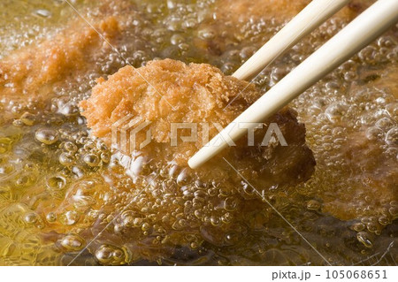 揚がるカキフライ 105068651