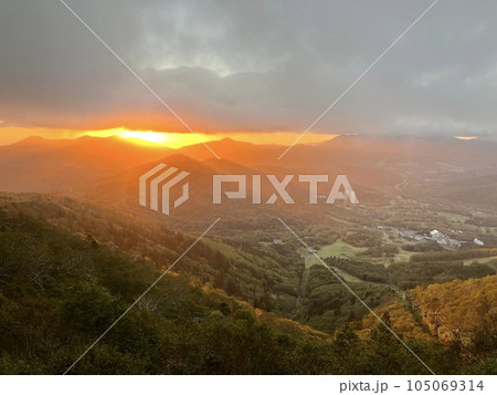 雲海の見れるテラスから見える朝日 雲海の見れるテラスから見える朝日 105069314