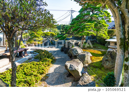 【重要伝統的建造物群保存地区】所子　カミの庄屋・美甘家住宅の現代庭園1　鳥取県西伯郡大山町 105069521