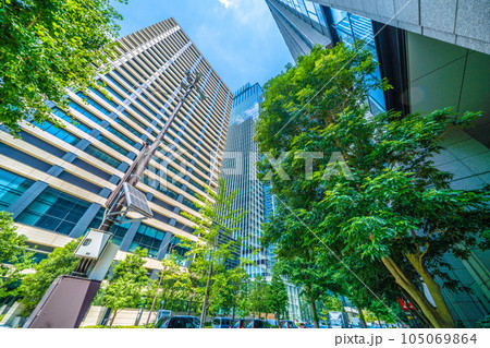 日本の東京年景観 大手町パークビルディング前から大手町のオフィスビル群を望む。防災都市東京…内務省跡 105069864