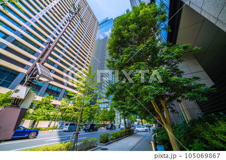 日本の東京年景観 大手町パークビルディング前から大手町のオフィスビル群を望む。防災都市東京…内務省跡 105069867