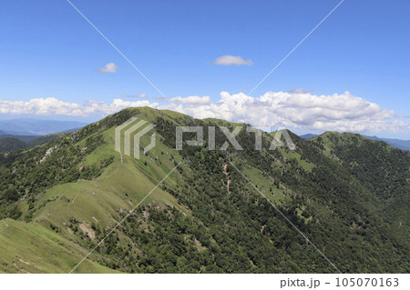 徳島県にある次郎笈山頂から見る剣山 105070163