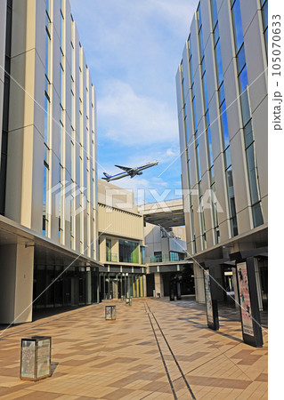 羽田イノベーションシティと離陸中の旅客機 105070633