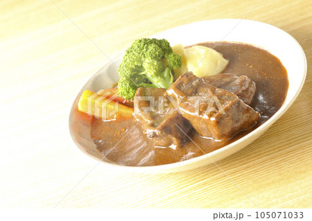 厚切り牛タンの熱々ビーフシチューにブロッコリー、人参、ジャガイモの付け合わせ 105071033