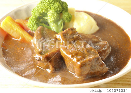 厚切り牛タンの熱々ビーフシチューにブロッコリー、人参、ジャガイモの付け合わせ 105071034