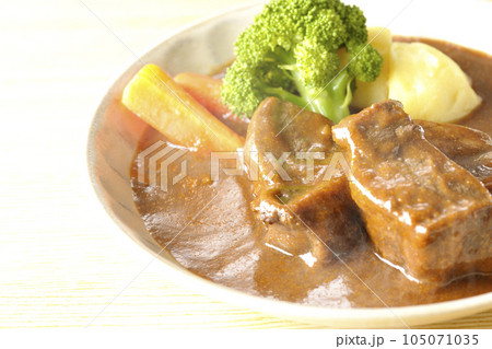 厚切り牛タンの熱々ビーフシチューにブロッコリー、人参、ジャガイモの付け合わせ 105071035