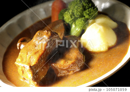 厚切り牛タンの熱々ビーフシチューにブロッコリー、人参、ジャガイモの付け合わせ 105071059