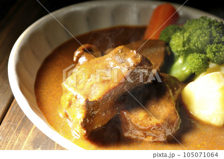 厚切り牛タンの熱々ビーフシチューにブロッコリー、人参、ジャガイモの付け合わせ 105071064