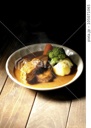 厚切り牛タンの熱々ビーフシチューにブロッコリー、人参、ジャガイモの付け合わせ 105071065