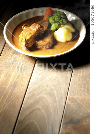 厚切り牛タンの熱々ビーフシチューにブロッコリー、人参、ジャガイモの付け合わせ 厚切り牛タンの熱々ビーフシチューにブロッコリー、人参、ジャガイモの付け合わせ 105071066
