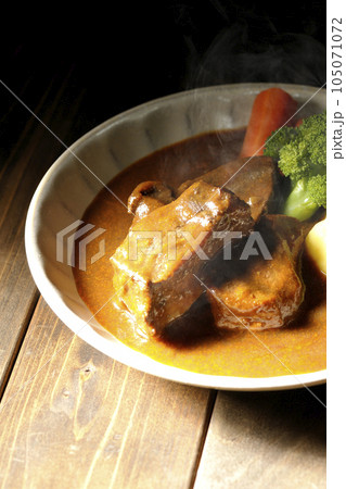 厚切り牛タンの熱々ビーフシチューにブロッコリー、人参、ジャガイモの付け合わせ 105071072